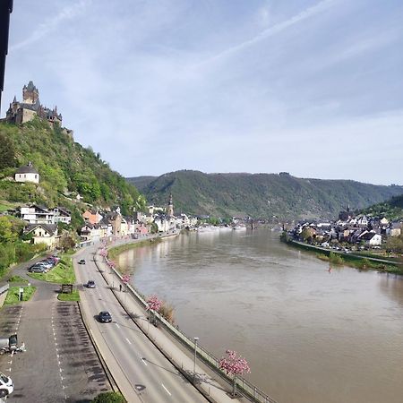Panorama Oase Ferienwohnung Mit Blick Auf Mosel Und Reichsburg Кохем Екстериор снимка