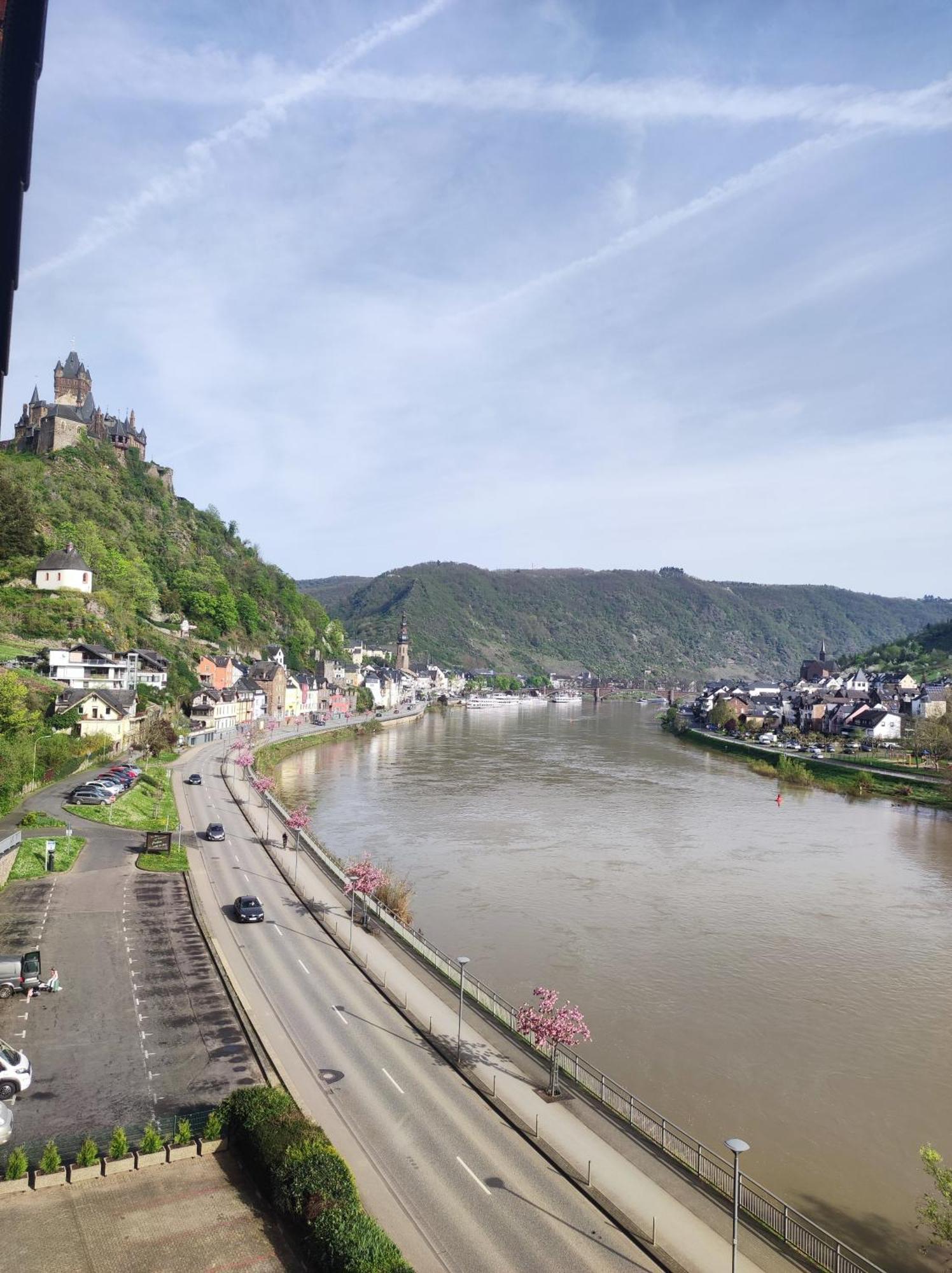 Panorama Oase Ferienwohnung Mit Blick Auf Mosel Und Reichsburg Кохем Екстериор снимка